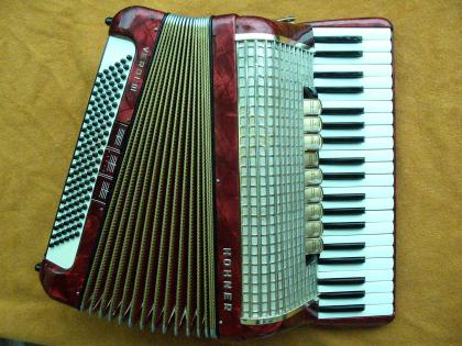 Hohner Verdi III Akkordeon 3 chörig rot neu gewartet exzellenter Zustand